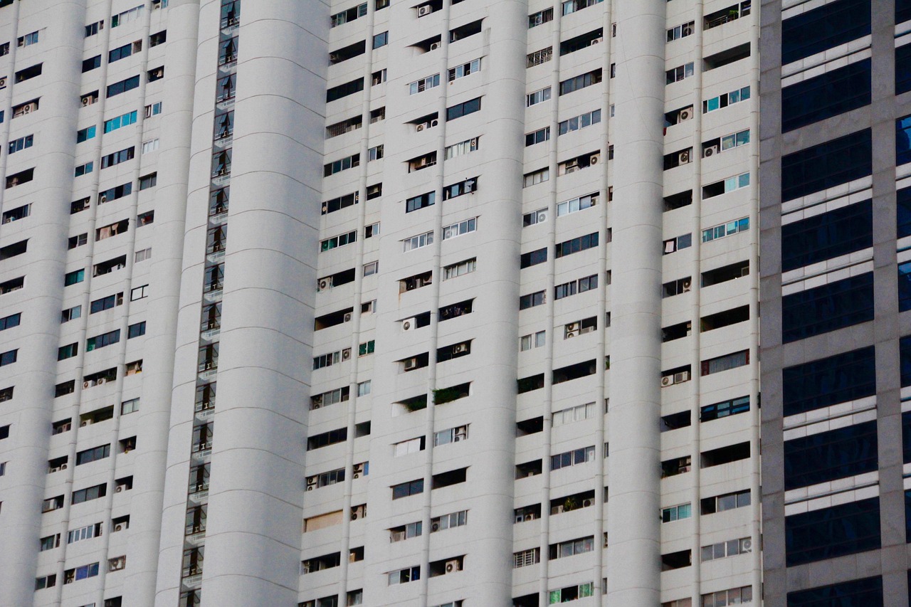 楼房阳台外墙有裂缝怎么办，楼房阳台外墙有裂缝怎么办呢